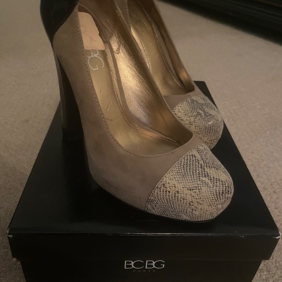 Women’s Heels - Picture 2 of 4